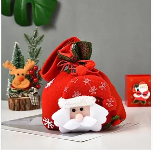 Primer plano de una bolsa de regalo roja con cordón de Papá Noel 3D en un entorno festivo.