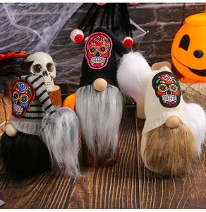 Set di tre gnomi di peluche di Halloween con toppe colorate a forma di teschio.