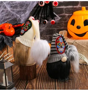 Vista dettagliata degli gnomi di Halloween con toppe a forma di teschio e barbe morbide
