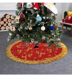 Detailansicht eines roten Weihnachtsbaumrocks mit goldenem Elch- und Schneeflockenmuster