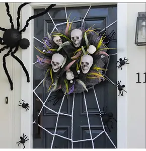 Στεφάνι Halloween από μαύρο πλέγμα με νεκροκεφαλές σε πόρτα με ιστούς αράχνης