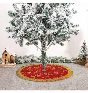 Rote Weihnachtsbaumdecke mit goldenem Rentierdruck und plissiertem Goldrand-Dekor