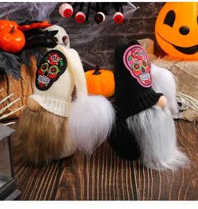 Dettaglio di gnomi di Halloween con toppe a forma di teschio e lunghe barbe