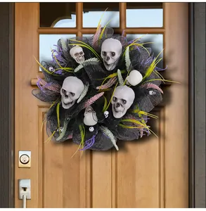 Στεφάνι Halloween με μαύρο πλέγμα και κρανία κρεμασμένο σε ξύλινη πόρτα σπιτιού