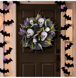 Στεφάνι Halloween από μαύρο πλέγμα με ανατριχιαστικά κρανία σε εξώπορτα σπιτιού