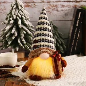 Gnomo de Navidad luminoso cálido con gorro de punto y decoración de caja de regalo
