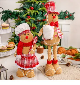 Feestelijke pluche peperkoekmannetje koppel poppen in rood en wit in een kerstopstelling