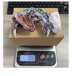 Gotische Drachen-Halbmond-Harzskulptur mit einem Gewicht von 196 Gramm auf einer Waage