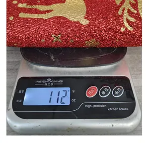 Glitzernder roter Weihnachtsbaumrock mit Elchdruck, Gewicht 112 g auf einer Digitalwaage
