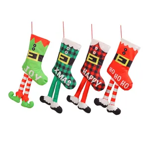 Set di quattro calze natalizie creative a gamba lunga con decori festivi