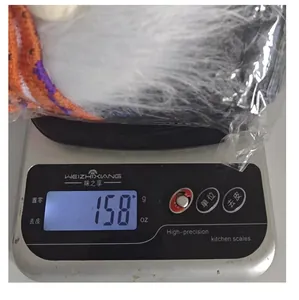 Zachte gebreide Halloween kabouter pluche pop gewogen op een digitale weegschaal met 158g
