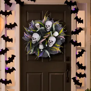 Στεφάνι Halloween με μαύρο πλέγμα και κρανία σε μια σκοτεινή πόρτα