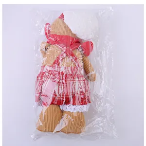 Schattige kerst peperkoek man pluche speelgoed met koksmuts in transparante plastic verpakking