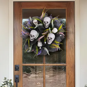 Στοιχειωμένο στεφάνι κρανίου Halloween με μαύρο πλέγμα για διακόσμηση εξώπορτας σπιτιού.