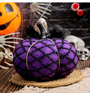 Detailansicht eines lila handgestrickten Halloween-Kürbisdekors mit schwarzem Glitzernetz