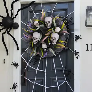 Διακοσμητικό στεφάνι Halloween με νεκροκεφαλές και μαύρο πλέγμα σε τρομακτική πόρτα