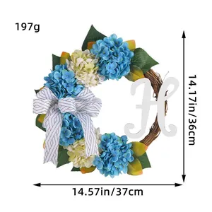 Ghirlanda di ortensie blu e bianche con fiocco a righe e lettera H decorativa bianca