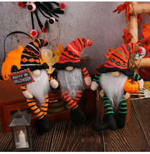 Set van drie decoratieve Halloween-kabouters met gestreepte hoge hoeden in feestelijke scène