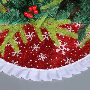 Festlicher roter Weihnachtsbaumrock mit weißen Schneeflocken und elegantem Rüschenrand