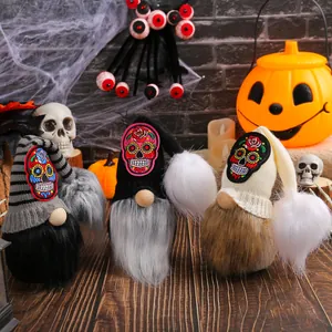 Gnomi di Halloween fatti a mano con ricami di teschi colorati e lunghe barbe in peluche