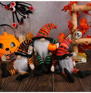 Drie Halloween-kabouters met gestreepte hoeden en baarden in een feestelijke setting.