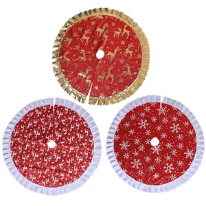 Festliche rote Weihnachtsbaumdecken mit Schneeflocken- und Rentier-Mustern, Rüschenrand.