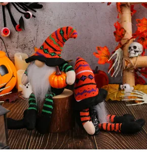 Handgemaakte Halloween kabouters met lange benen en gestreepte hoeden voor decoratie