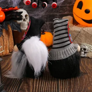 Gnomi di Halloween fatti a mano con ricami a scheletro per decorazioni da tavolo spettrali a casa