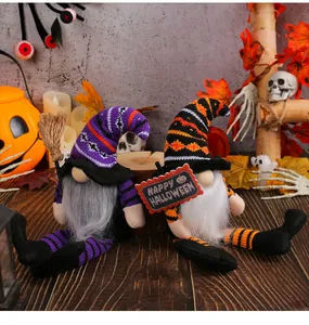 Detailweergave van twee pluche Halloween-kabouters met gestreepte benen en bezem.