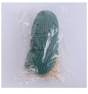 Gestrickte Erntedankfest-Puppendekoration in ihrer durchsichtigen Schutzverpackung