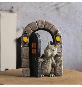 Detalle de un pequeño dragón de resina asomándose por una puerta de arco de piedra