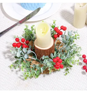 Nahaufnahme von Weihnachts-Kerzenkranz mit roten Beeren und realistischen Blättern