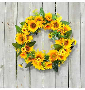 Vue détaillée d'une couronne de tournesols artificiels sur un fond en bois rustique.