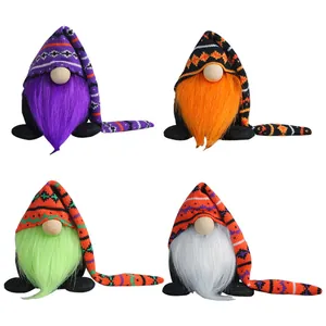 Set van vier handgemaakte Halloween-kabouters met lange gebreide mutsen en baarden