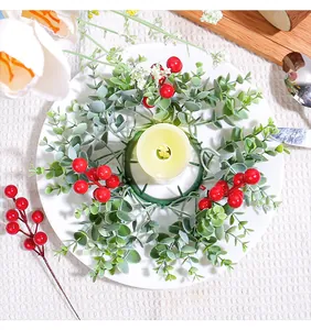 Draufsicht auf einen dekorativen Weihnachtskranz mit roten Beeren und Blättern