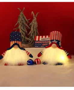 Dettaglio di gnomi luminosi per il Giorno dell'Indipendenza con cappelli patriottici.