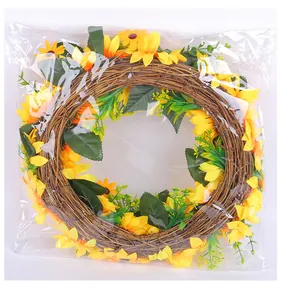 Vue détaillée d'une couronne de tournesols artificielle dans un emballage en plastique