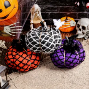 Handgefertigte gestrickte Halloween-Kürbis-Dekorationen für festliche Partys