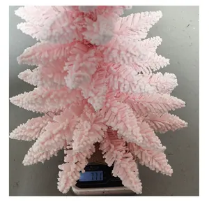 Visualizzazione del peso di un albero di Natale floccato rosa con effetto neve.