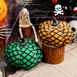Handgefertigte gestrickte Halloween-Kürbis-Deko für festliche Tischdekorationen