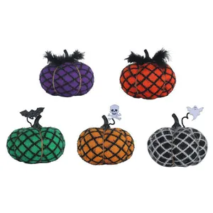 Handgefertigte gestrickte Halloween-Kürbis-Dekorationen mit Geister- und Fledermausmotiven.