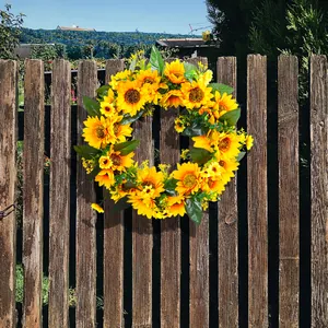 Couronne de tournesols printanière sur une clôture en bois rustique pour décoration extérieure.