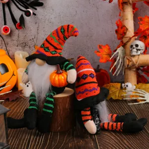 Handgemaakte Halloween kabouters met gestreepte lange benen en gebreide heksenhoeden