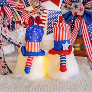 Set di due gnomi luminosi patriottici per il 4 luglio con cappelli a stelle strisce.