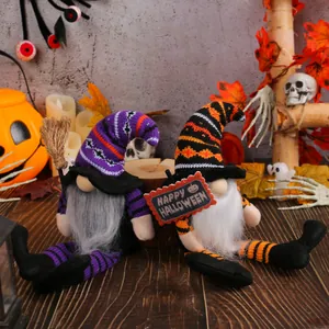 Handgemaakte Halloween kabouters met heksenhoeden en gestreepte benen voor feestelijke decor