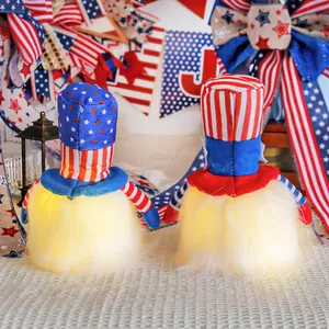Coppia di gnomi patriottici luminosi del 4 luglio con cappelli a stelle e strisce