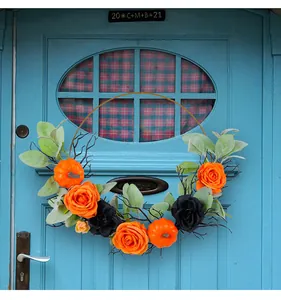 Ghirlanda per porta di Halloween con zucche arancioni, rose nere e cerchio d'oro