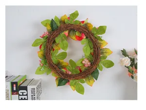 Couronne de pivoines rouges artificielles faite à la main avec feuilles sur vigne