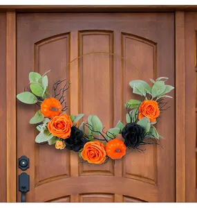 Dettaglio ghirlanda di Halloween con rose arancioni e piccole zucche