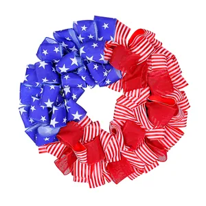 Ghirlanda patriottica con nastro della bandiera americana per decorazione porta e finestra